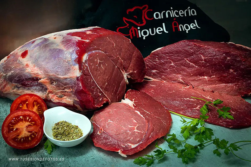 fotografía de un bodegón con carne cortada y filetes de babilla