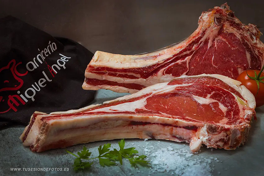 fotografía de un bodegón con dos  chuletones