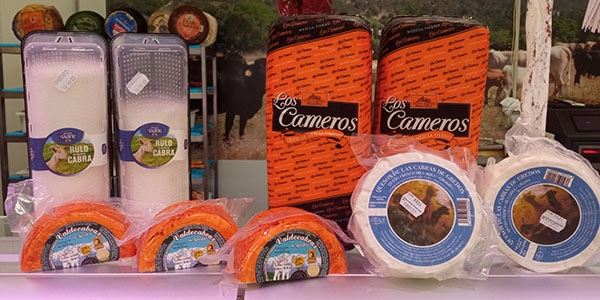 fotografía que muestra varios quesos