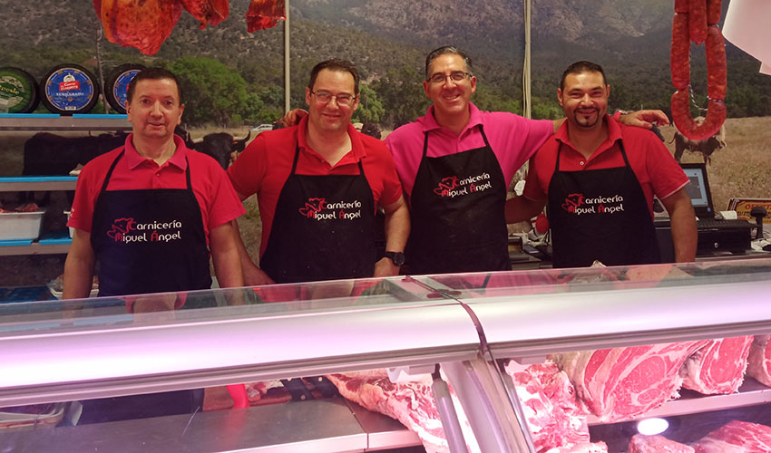 fotografía del personal de la carnicería detras del mostrador